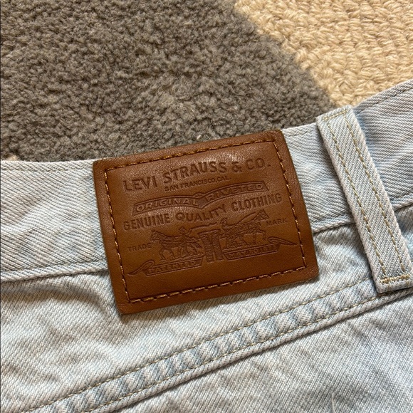 Light Wash Levi’s Women's Jean Shorts - Picture 8 of 8